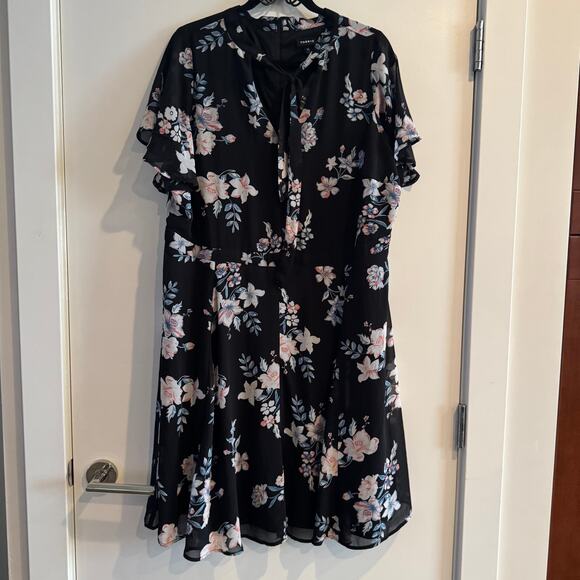 New Torrid Floral Chiffon Skater Dress Black Back Zip Flutter Sleeve Sz 16 - Picture 4 of 10